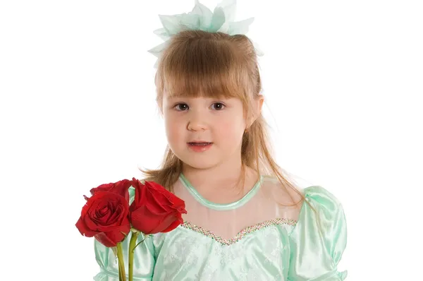 Het kleine meisje met een boeket rozen — Stockfoto