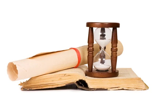 Reloj de arena y libro aislado sobre fondo blanco — Foto de Stock