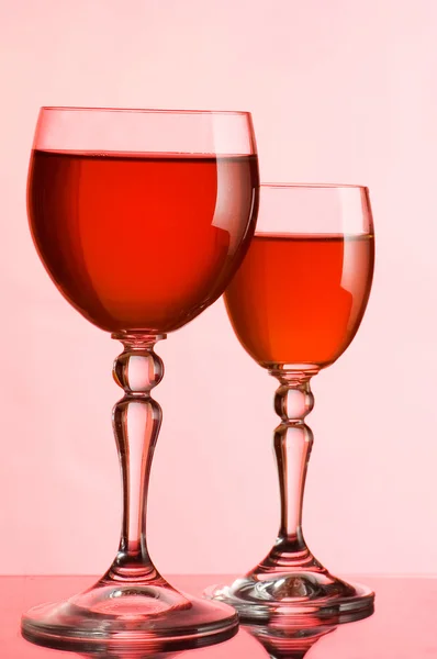 酒杯与葡萄酒在粉红色的背景上 — 图库照片