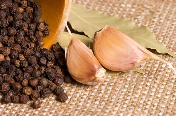 Czarny pieprz, czosnek i liść laurowy — Zdjęcie stockowe