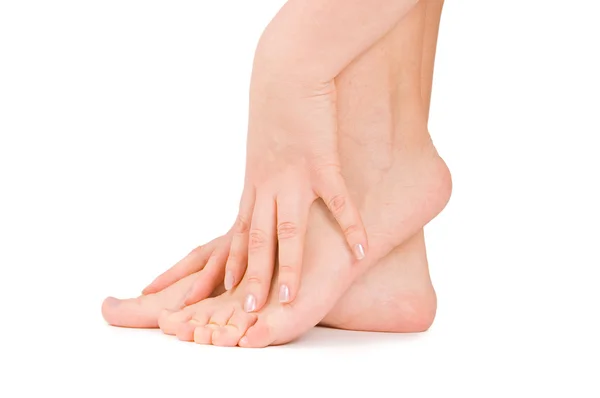 Weibliche Füße isoliert auf weißem Hintergrund — Stockfoto