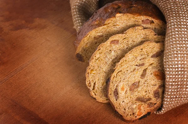 Cięcia chleba na białym tle na drewnianym stołem — Zdjęcie stockowe