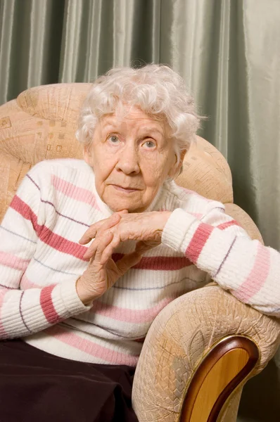 Retrato de la anciana en un sofá —  Fotos de Stock