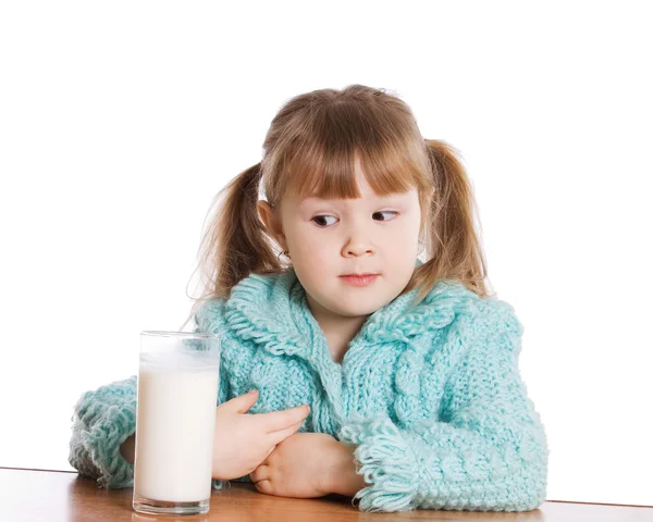 La niña con un vaso de leche — Foto de Stock