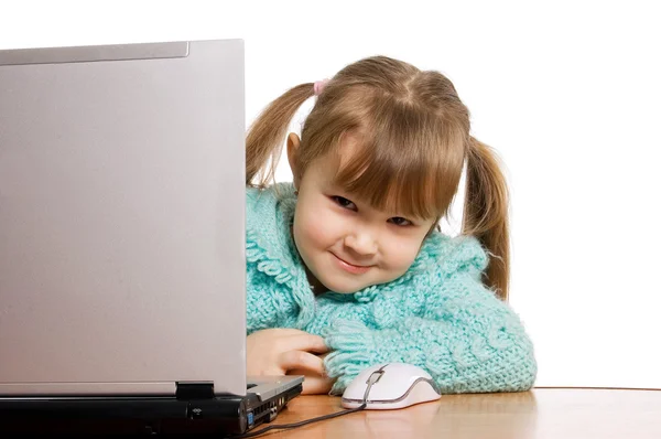 Den lilla flickan vid datorn — Stockfoto