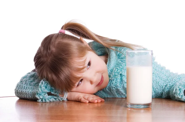 小女孩用牛奶玻璃 — 图库照片