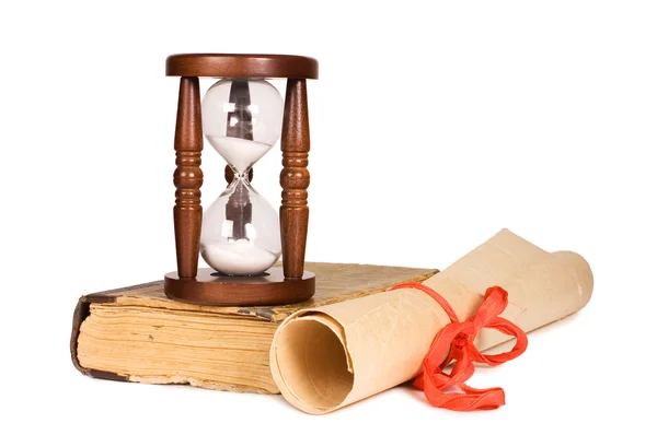 Hourglasses ve beyaz arka plan üzerinde izole kitap — Stok fotoğraf
