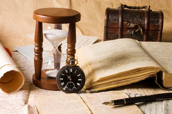 Hourglass and the book - vintage — Stock Photo, Image