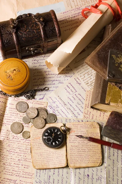 Старые письма с разными вещами — стоковое фото