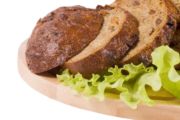 O pão cortado isolado no fundo branco — Fotografia de Stock