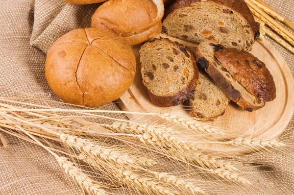 Свежий хлеб с колосом пшеницы — стоковое фото