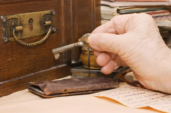Παλιό γυναικείο χέρι με ένα κλειδί — Φωτογραφία Αρχείου