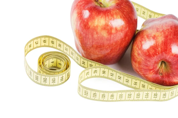 Rött äpple med tejp isolerad på vit bakgrund — Stockfoto