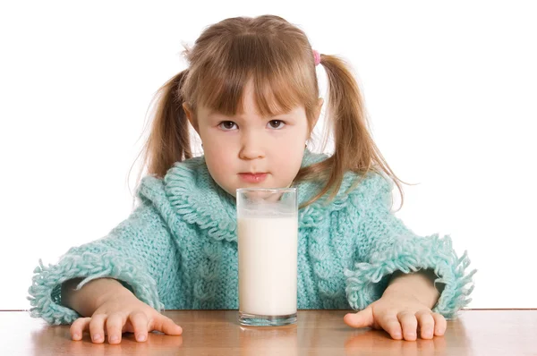 La bambina con un bicchiere di latte — Foto Stock