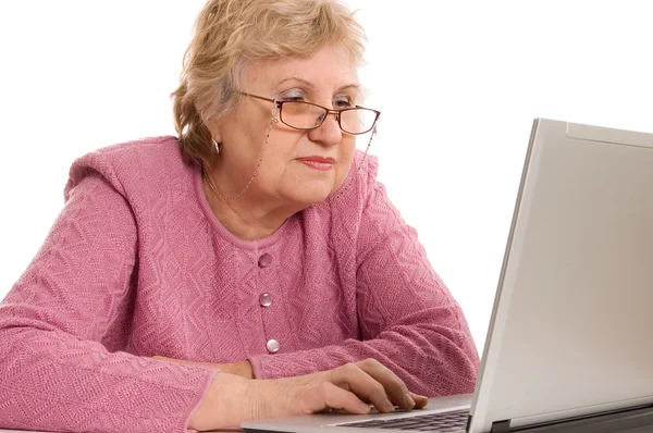 컴퓨터를 하고 있는 나이든 여자 — 스톡 사진