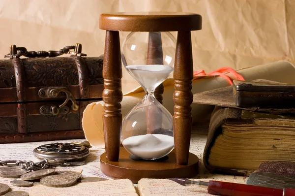 Пісочний годинник і книга вінтажний — стокове фото
