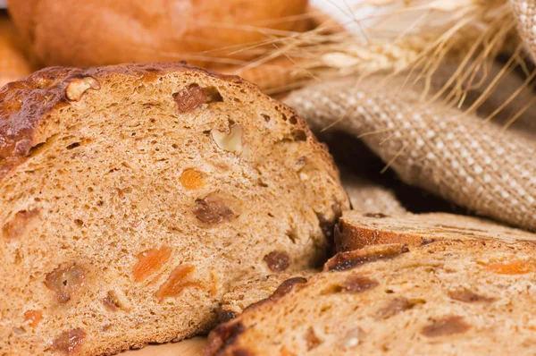 Pão fresco com espiga de trigo — Fotografia de Stock