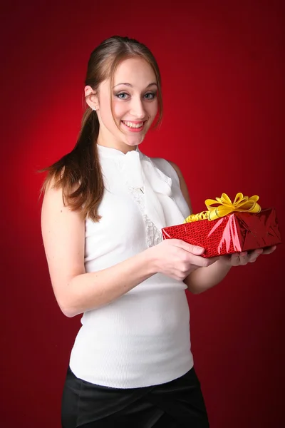 La muchacha con el regalo en las manos —  Fotos de Stock