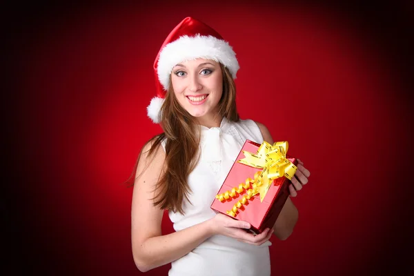 Het meisje met een geschenk in handen — Stockfoto
