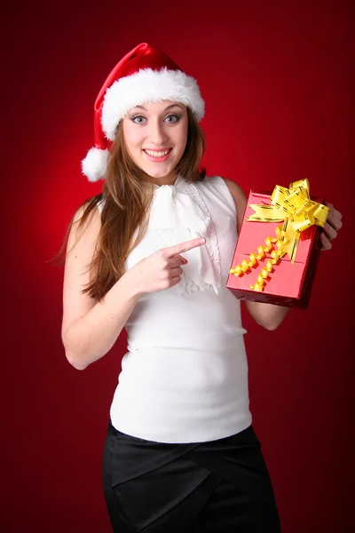 Het meisje met een geschenk in handen — Stockfoto