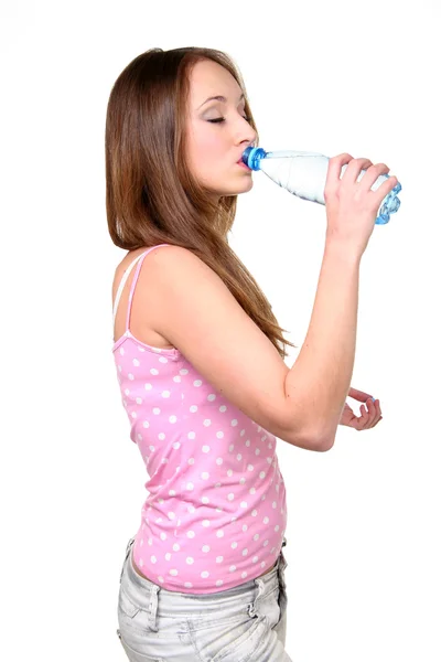Eine junge Sportlerin trinkt ein Wasser Stockbild