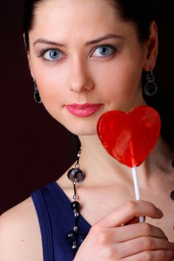Kırmızı lolipop kalp