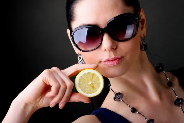 A gyönyörű nő napszemüvegek — Stock Fotó