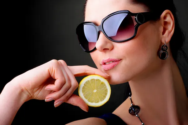 The beautiful woman in sun glasses — Stock Photo, Image