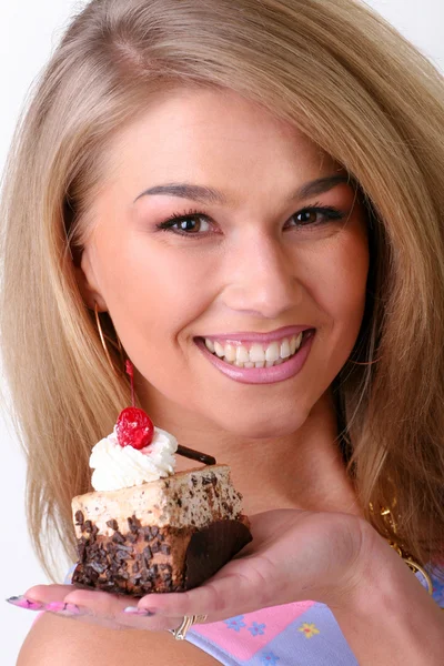 La hermosa chica y el pastel — Foto de Stock