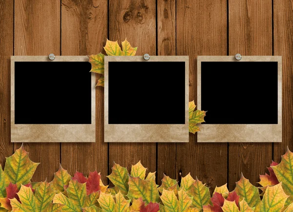 Carte pour les vacances avec feuilles d'automne sur le backgrou en bois — Photo