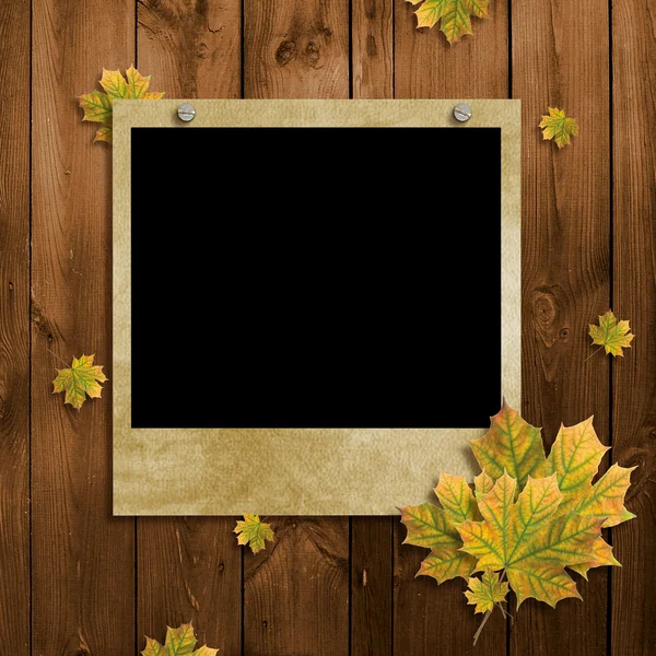 Cartão para o feriado com folhas de outono no backgrou de madeira — Fotografia de Stock