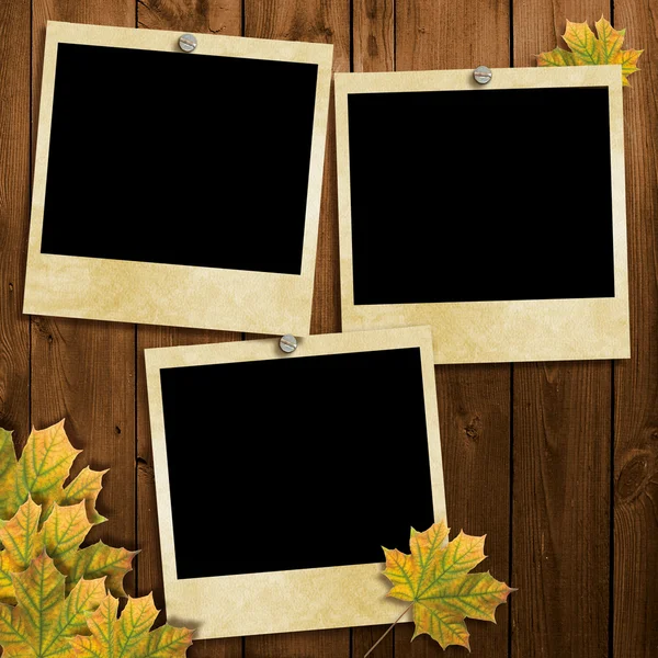Tarjeta para las vacaciones con hojas de otoño en el fondo de madera — Foto de Stock