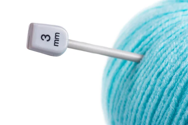蓝色羊毛球的织针 — 图库照片