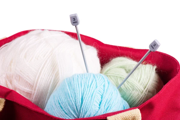 赤い袋に青 白と緑の羊毛ボール — ストック写真