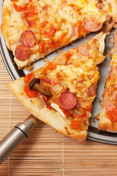 Bir Spatula Ile Tavadan Bir Dilim Pizza Kaldırılır — Stok fotoğraf