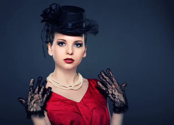 Porträt einer Dame mit Hut und Perlen — Stockfoto