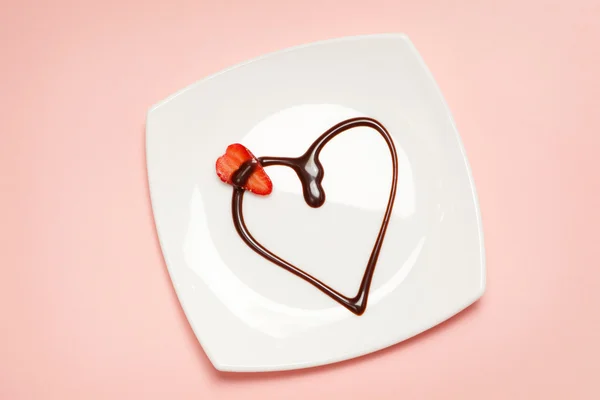 Dessert Saint Valentin Coeur Garniture Chocolat Une Tranche Fraise Vue — Photo