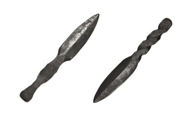 beyaz izole geleneksel ortaçağ el yapımı celtic Fırlatma Bıçaklar.