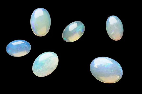 Några Vita Opaler Isolerade Svart — Stockfoto