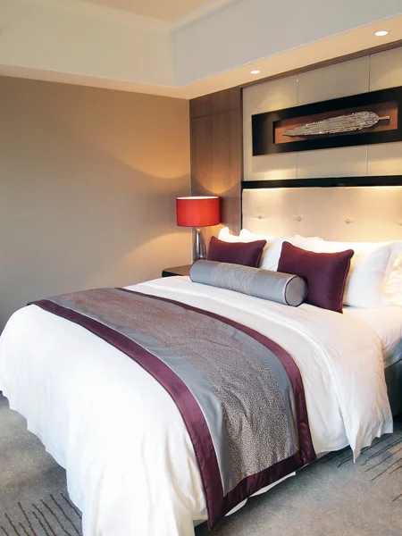 King Size Double Bed Met Fatsoenlijke Beddengoed Instellen Slaapkamer — Stockfoto