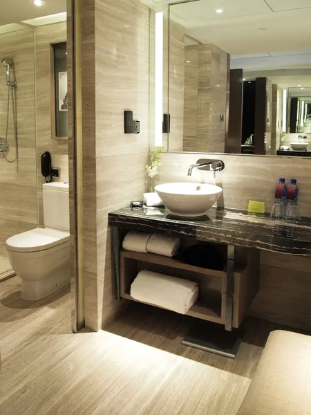 Toilette im Luxus-Hotelzimmer Stockbild