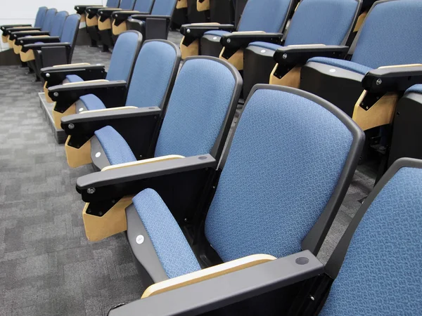Rijen van stoelen in collegezaal — Stockfoto