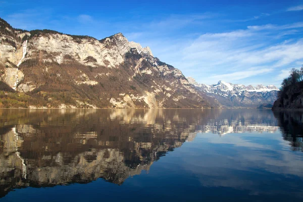 Widok na alpejskie jezioro walensee w Szwajcarii — Zdjęcie stockowe