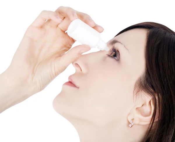 Mujer goteando ojo con ojos gotas — Foto de Stock