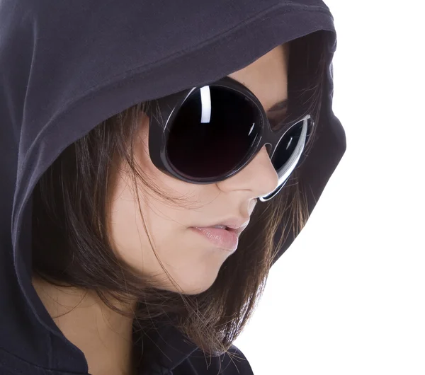 Jeune femme sexy en lunettes de soleil avec capuche . — Photo