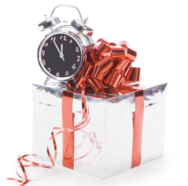 Caja de regalo con reloj aislado en el blanco — Foto de Stock