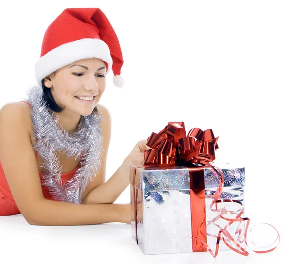 Santa kvinna visar gåva santa hatt. — Stockfoto