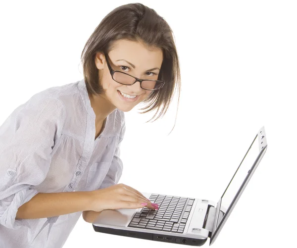 Χαμογελώντας ευτυχισμένη γυναίκα σε ποτήρια χρησιμοποιώντας φορητό υπολογιστή — Φωτογραφία Αρχείου