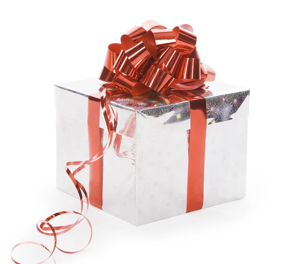 Серебряный подарок с красной лентой изолирован над белым — стоковое фото