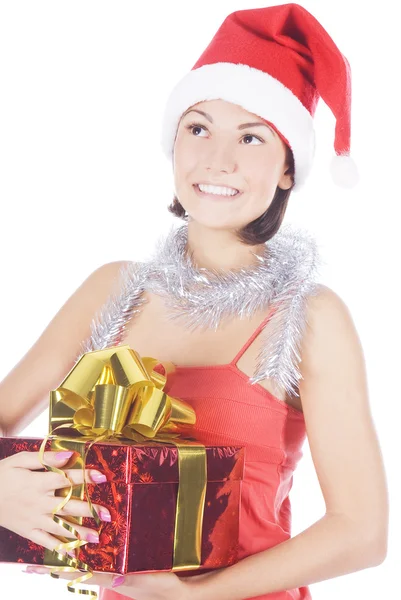 Όμορφη Χριστούγεννα γυναίκα με καπέλο santa κρατώντας δώρο — Φωτογραφία Αρχείου
